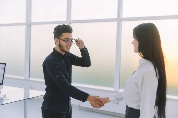 Welkom handdruk van mensen uit het bedrijfsleven in het kantoor. — Stockfoto