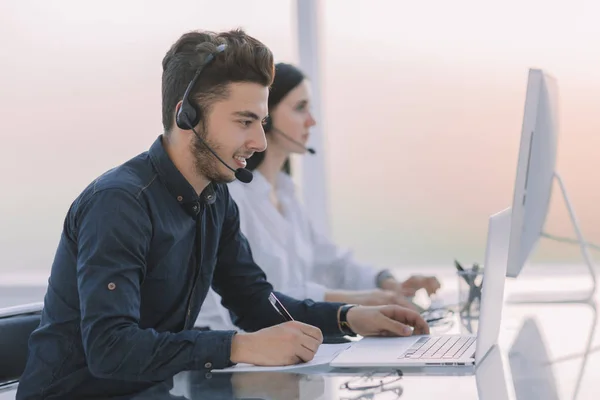 Professionelle Callcenter-Betreiber kommunizieren mit Kunden. — Stockfoto