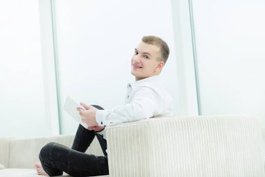 Onun tableti medya dosyaları üzerinden baktığımda gülümseyen adam