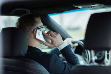 yakın çekim. cep telefonu üzerinde konuşurken işadamı.