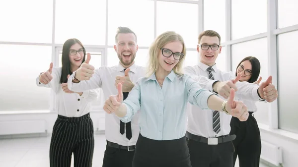 Feliz equipo de negocios mostrando sus pulgares hacia arriba — Foto de Stock