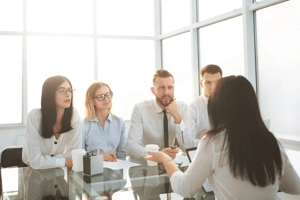 Imagen de fondo de un grupo de empresarios sentados en un escritorio . —  Fotos de Stock