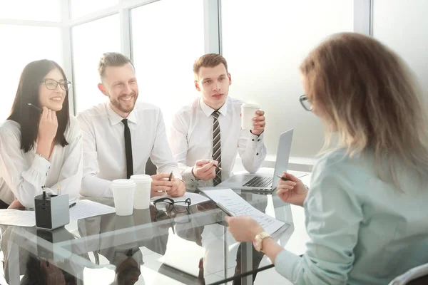 Candidat répondant aux questions lors de l'entrevue au bureau . — Photo