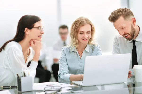 Dipendenti sorridenti seduti alla scrivania dell'ufficio — Foto Stock