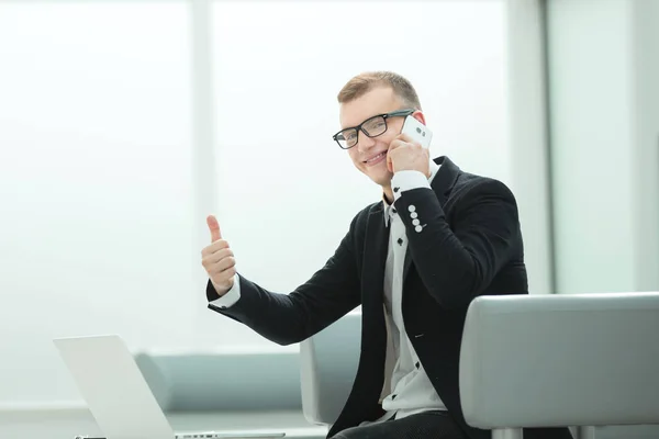 Empresários de sucesso falando no telefone móvel . — Fotografia de Stock