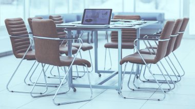  beyin fırtınası başlamadan önce pazarlama düzenleri ve önemli belgeleri üstünde senin okul sırası ile dizüstü bilgisayar açık