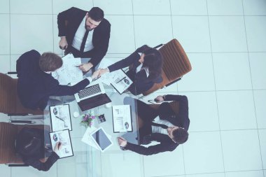  Yeni mali anlaşmasını bir tartışmanın ardından el sıkışan iş ortakları