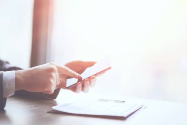 Ofiste mobil akıllı telefon kullanan bir adam, yakın çekim