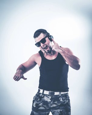 duygusal ve karizmatik Dj - rapçi kulaklıklar ile