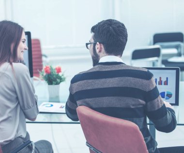 Finans uzmanı ve iş takım raporları pazarlama analiz yapıyor,