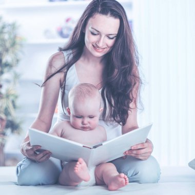 mutlu anne bir yaşındaki çocuğunu bir kitap okuma