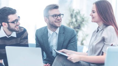  üst düzey Yöneticisi ve bir finansal plan İşyerinde şirket gelişiminin tartışırken iş ekip üyeleri