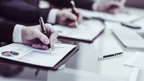 Close-up da equipe de negócios está trabalhando com os horários financeiros no local de trabalho no escritório — Fotografia de Stock