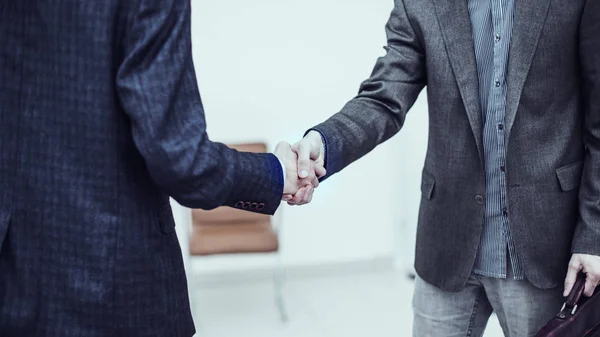 Handshake between client and Manager on the background of the office — Stock Photo, Image