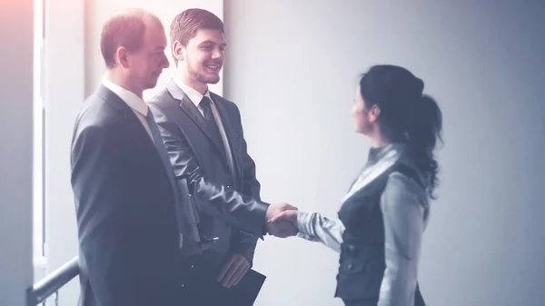 Imagem de uma equipa de negócios a fazer um acordo com um aperto de mão — Fotografia de Stock
