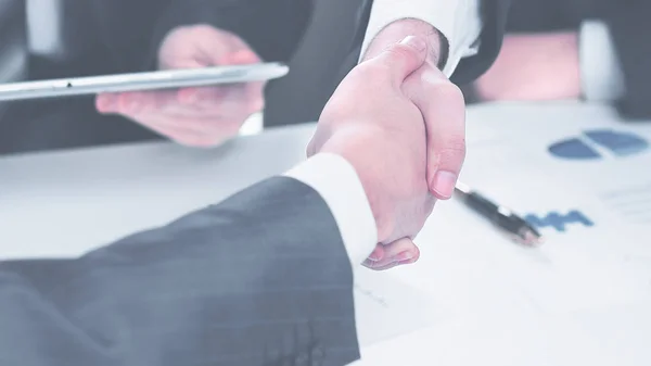 Foto de parceiros de negócios aperto de mão depois de assinar contrato promissor Close-up — Fotografia de Stock