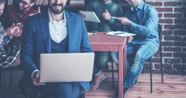 Empregado da empresa com laptop no fundo de busines — Fotografia de Stock