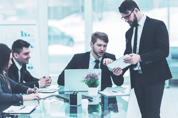 Zakelijke partners bespreken de winst vóór de ondertekening van het nieuwe contract op de werkplek in een modern kantoor — Stockfoto