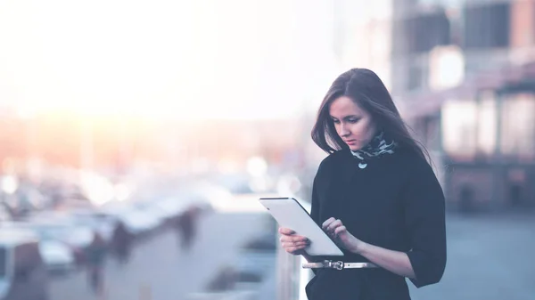 Succesvol zakenvrouw, werken op een digitale tablet in de buurt van een kantoorgebouw — Stockfoto