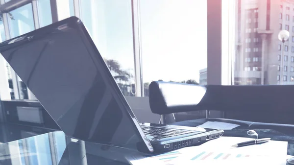 Closeup photo of a laptop computer with an open top in  modern office — Stock Photo, Image