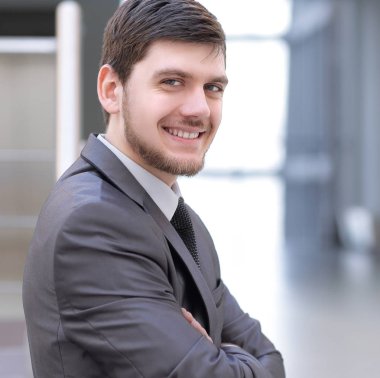 Ofisin arka planında başarılı bir iş adamı