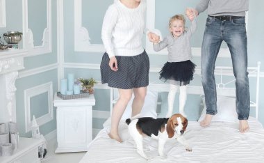 mutlu aile yatak odası ücretsiz günde oynarken.