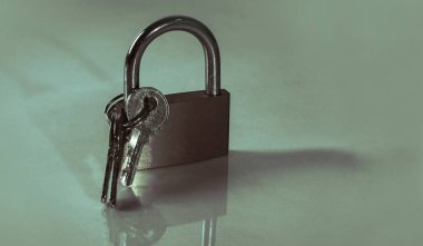 kilit ve karanlık bir arka plan üzerinde key.isolated