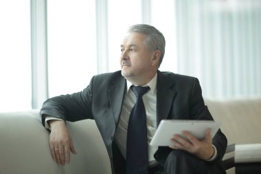 düşünceli işadamı ile dijital tablet.people ve teknoloji