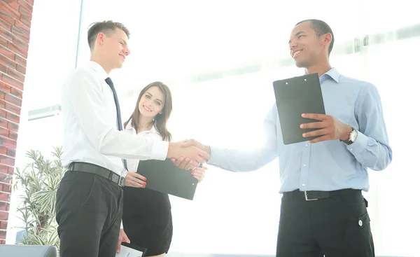 Handshake obchodních partnerů v kanceláři — Stock fotografie