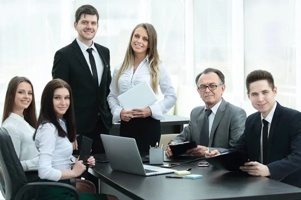 Młodzi partnerzy biznesowi przed spotkaniem biznesowym w biurze — Zdjęcie stockowe