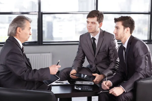 Chef mit Klemmbrett, im Büro sitzend. Foto mit Kopierraum — Stockfoto