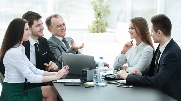 Colegas de negócios conversando no Desk no escritório — Fotografia de Stock