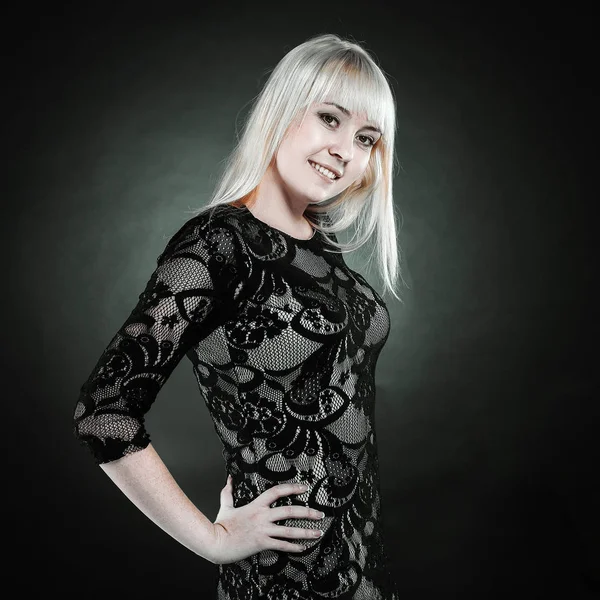Porträt einer schönen jungen Frau im schwarzen Abendkleid — Stockfoto