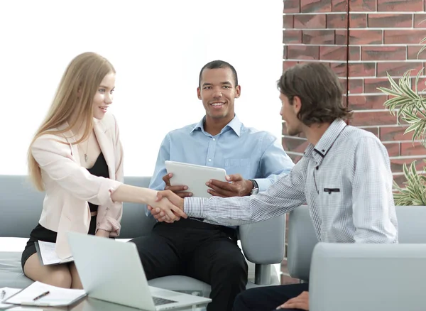 Closeup.handshake бизнес-людей в современном офисе — стоковое фото