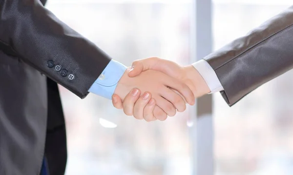 Närbild. handslag för affärsmän på suddig office bakgrund — Stockfoto