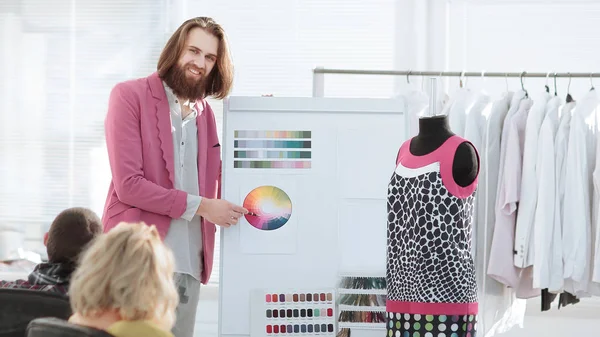 Designer de moda mostrando aos colegas a paleta de cores para a nova coleção — Fotografia de Stock