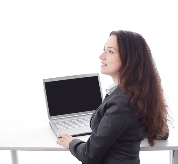 Επιτυχημένη γυναίκα των επιχειρήσεων κάθεται σε ένα γραφείο — Φωτογραφία Αρχείου