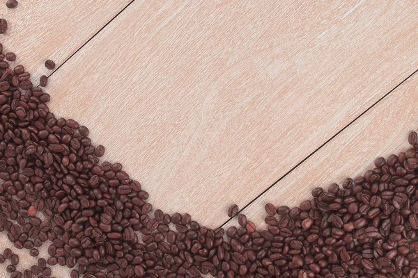 Rám z pražených kávových zrn na dřevěné pozadí .photo s — Stock fotografie