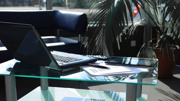Close up.laptop e esquema financeiro na mesa no escritório — Fotografia de Stock