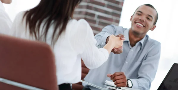 Giovani imprenditori che si stringono la mano — Foto Stock