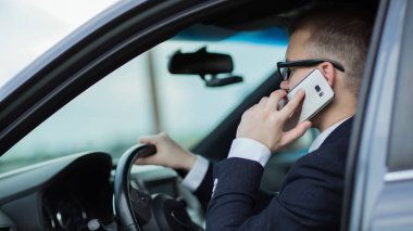 Yakın çekim. bir smartphone bir iş gezisi sırasında konuşan işadamı