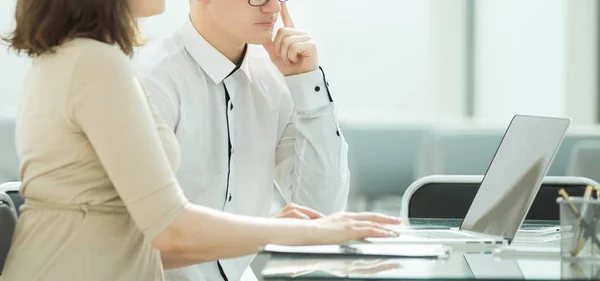 Współpracownikami używać laptopa do pracy w biurze. — Zdjęcie stockowe