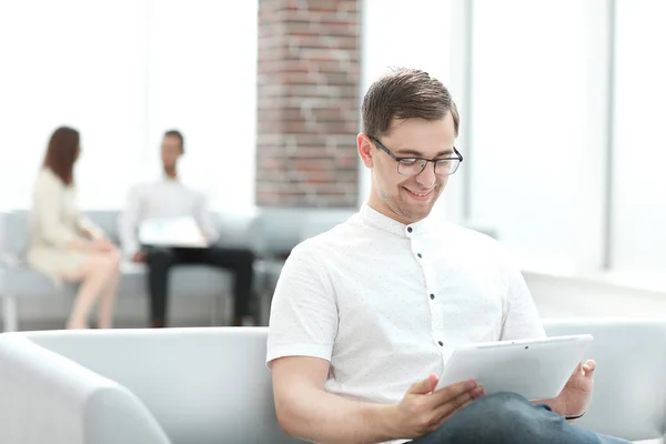 Modern man uses a digital tablet for reading — Stock Photo, Image