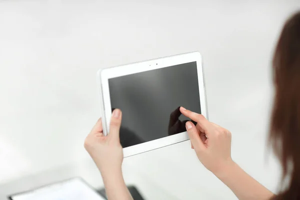 Achteraanzicht. zakenvrouw met behulp van digitale tablet — Stockfoto