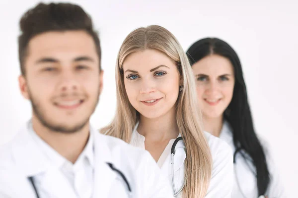 Groep glimlachende ziekenhuiscollega 's die samen staan — Stockfoto