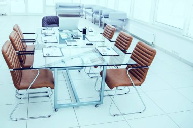  Resepsiyon müzakere ile hazırlanan mali harita ve iş toplantıları önce konferans salonunda Ofis donatım.