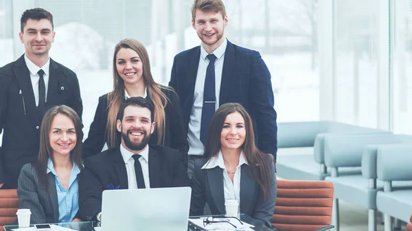 Concepto de éxito en los negocios: un equipo profesional de negocios en el lugar de trabajo en la oficina — Foto de Stock