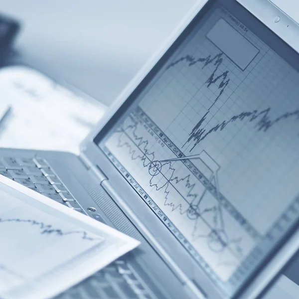 Zakenman analyseren investeringen grafieken met een laptop. Boekhouding, verhoging van de grafiek op het scherm — Stockfoto