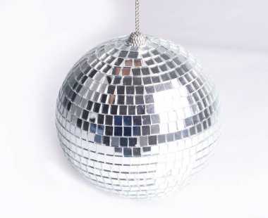 bir ayna ball.isolated gri arka plan üzerinde tutarak closeup .ver