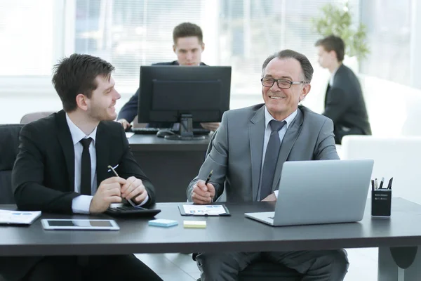 Gente de negocios discutiendo el stock de documentos en la oficina — Foto de Stock